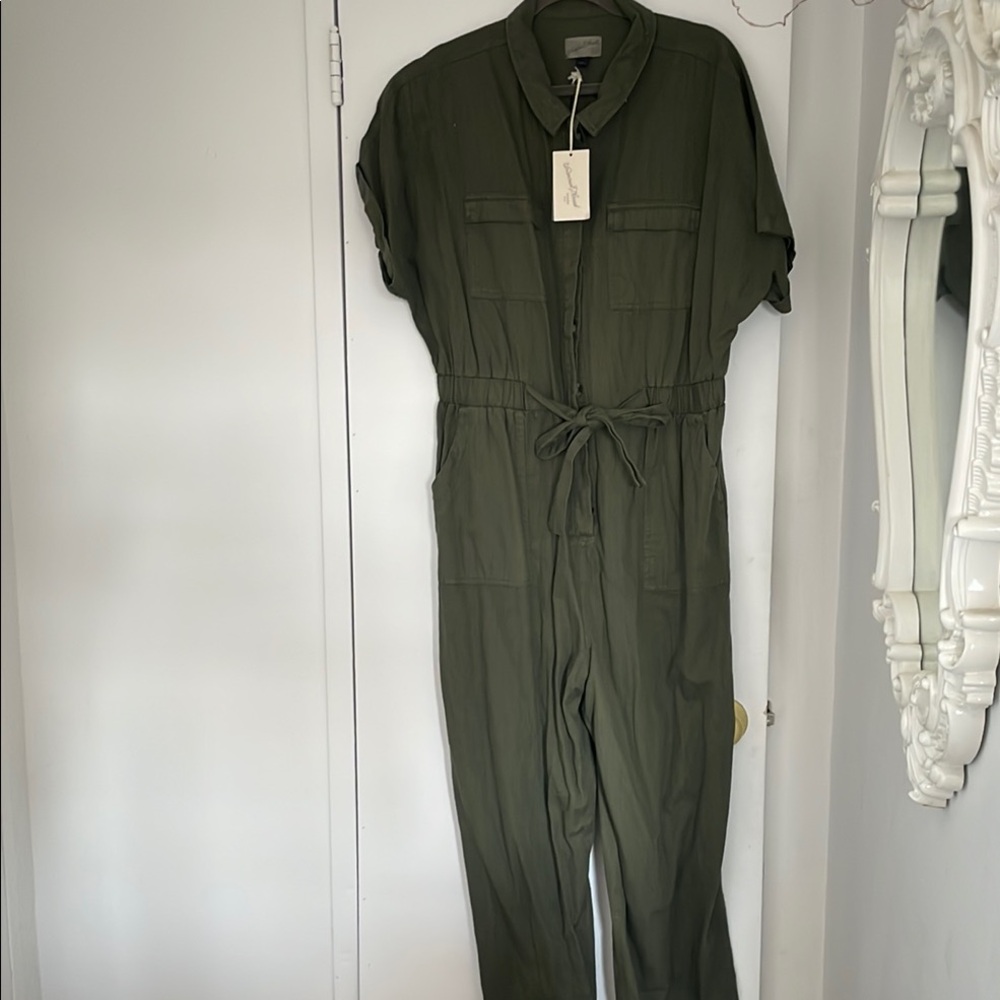 Universal Thread Green Jumpsuit with Collared Neckline and Adjustable Waist
